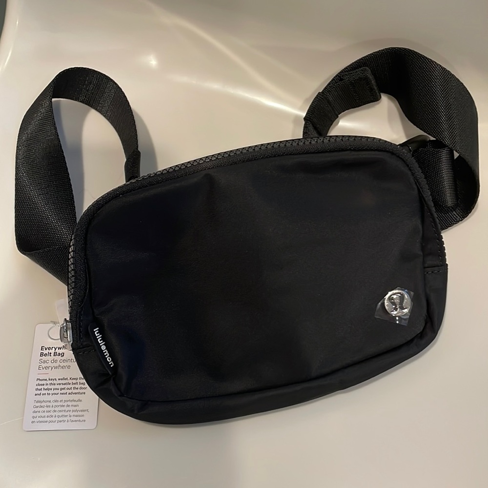 Lululemon Everywhere Belt bag